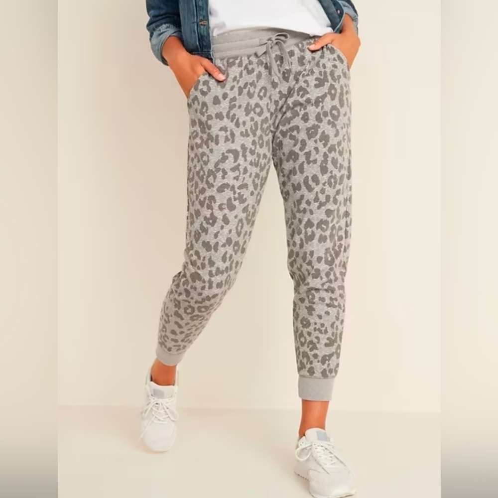 EUC Old Navy Mid-Rise Vintage Street Joggers Snow Leopard size S